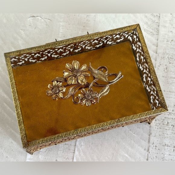Vintage Antique Daisy Gold Jewelry Box With Glass top. - Picture 2 of 15